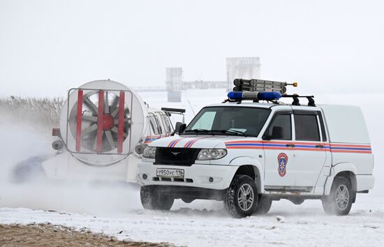 Учения по извлечению провалившейся под лед автотехники в Татарстане