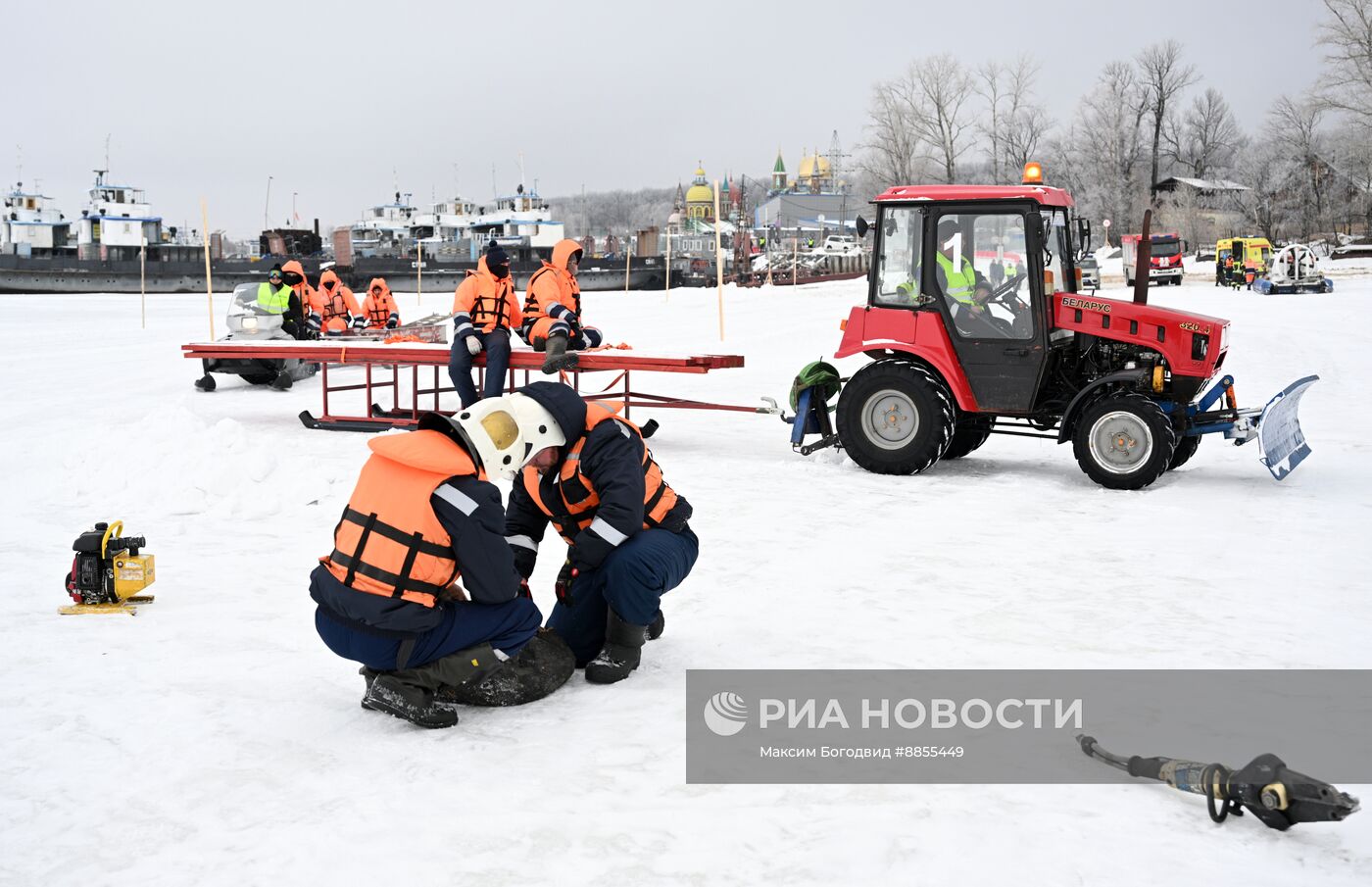 Учения по извлечению провалившейся под лед автотехники в Татарстане