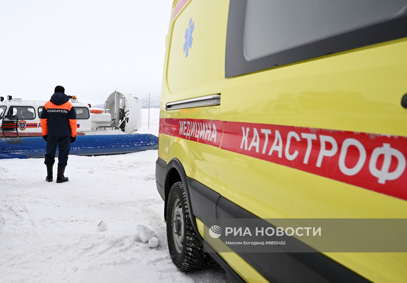 Учения по извлечению провалившейся под лед автотехники в Татарстане