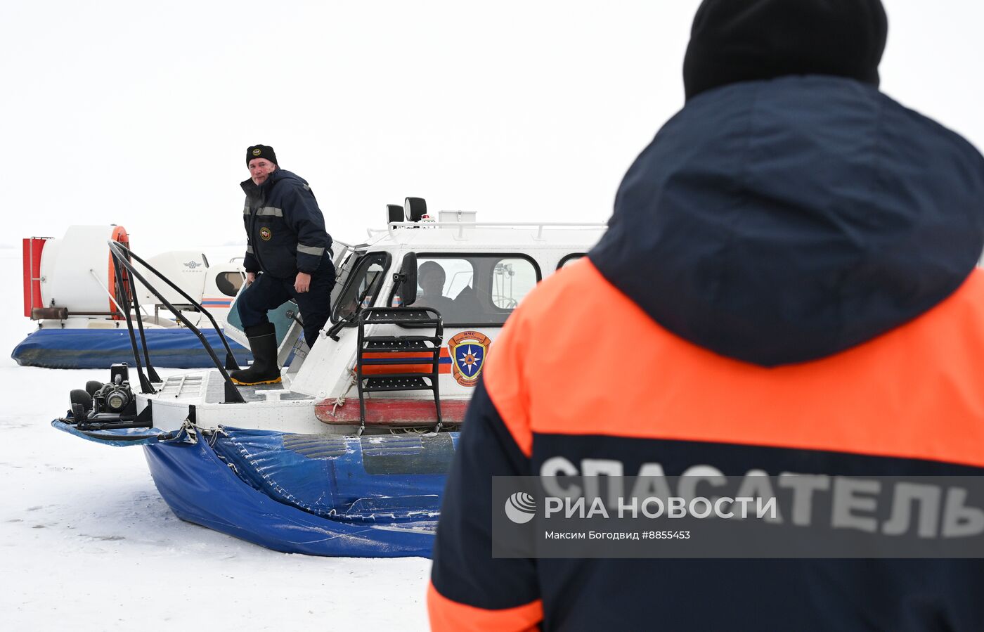 Учения по извлечению провалившейся под лед автотехники в Татарстане