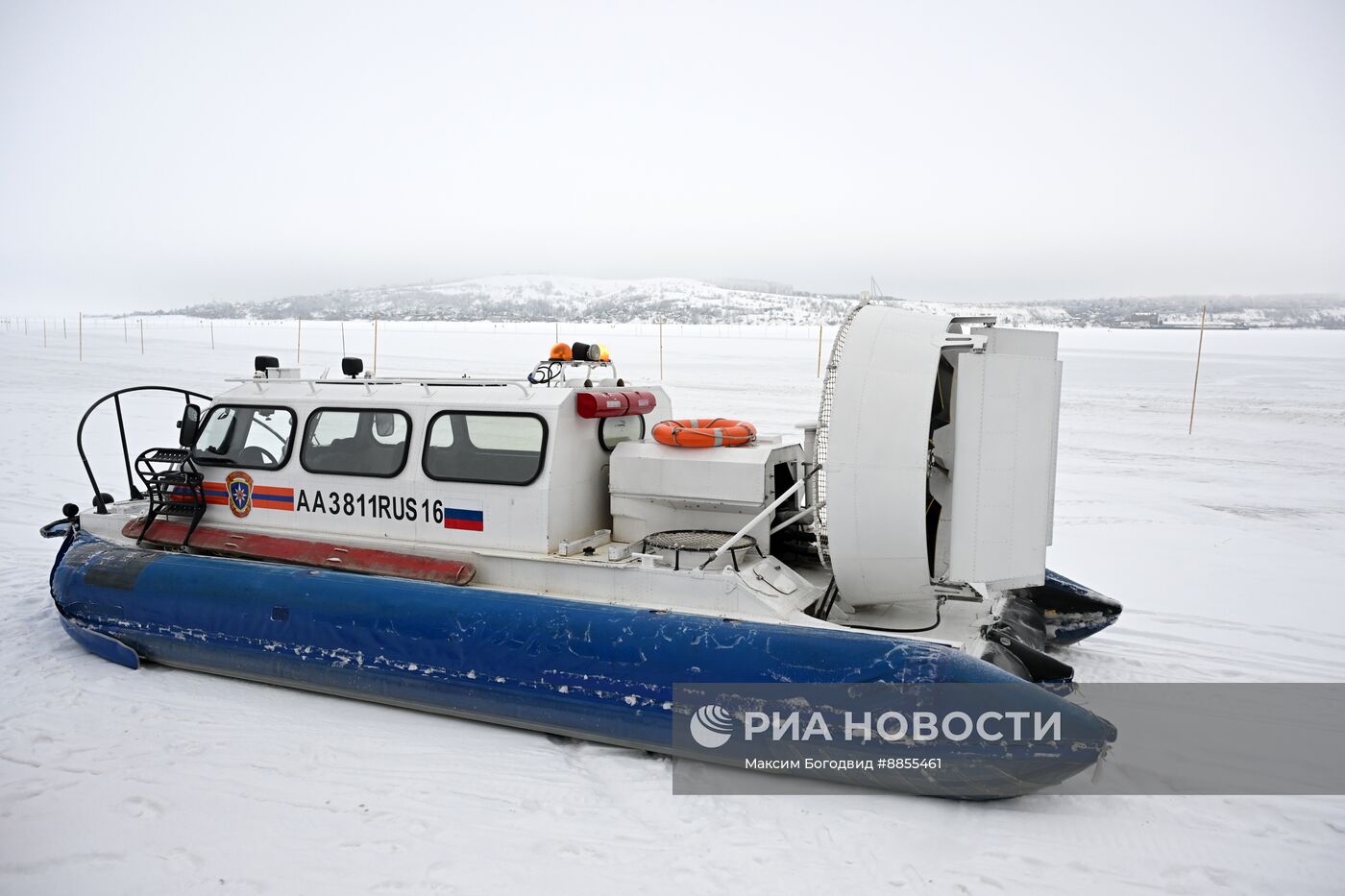 Учения по извлечению провалившейся под лед автотехники в Татарстане