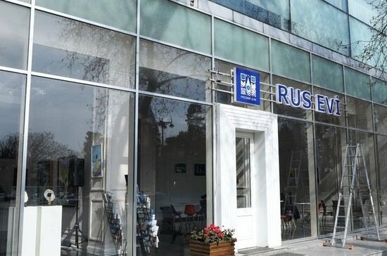 Демонтаж вывески "Русского дома" в Баку