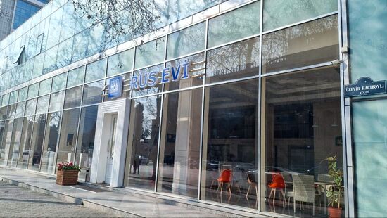 Демонтаж вывески "Русского дома" в Баку