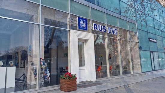 Демонтаж вывески "Русского дома" в Баку