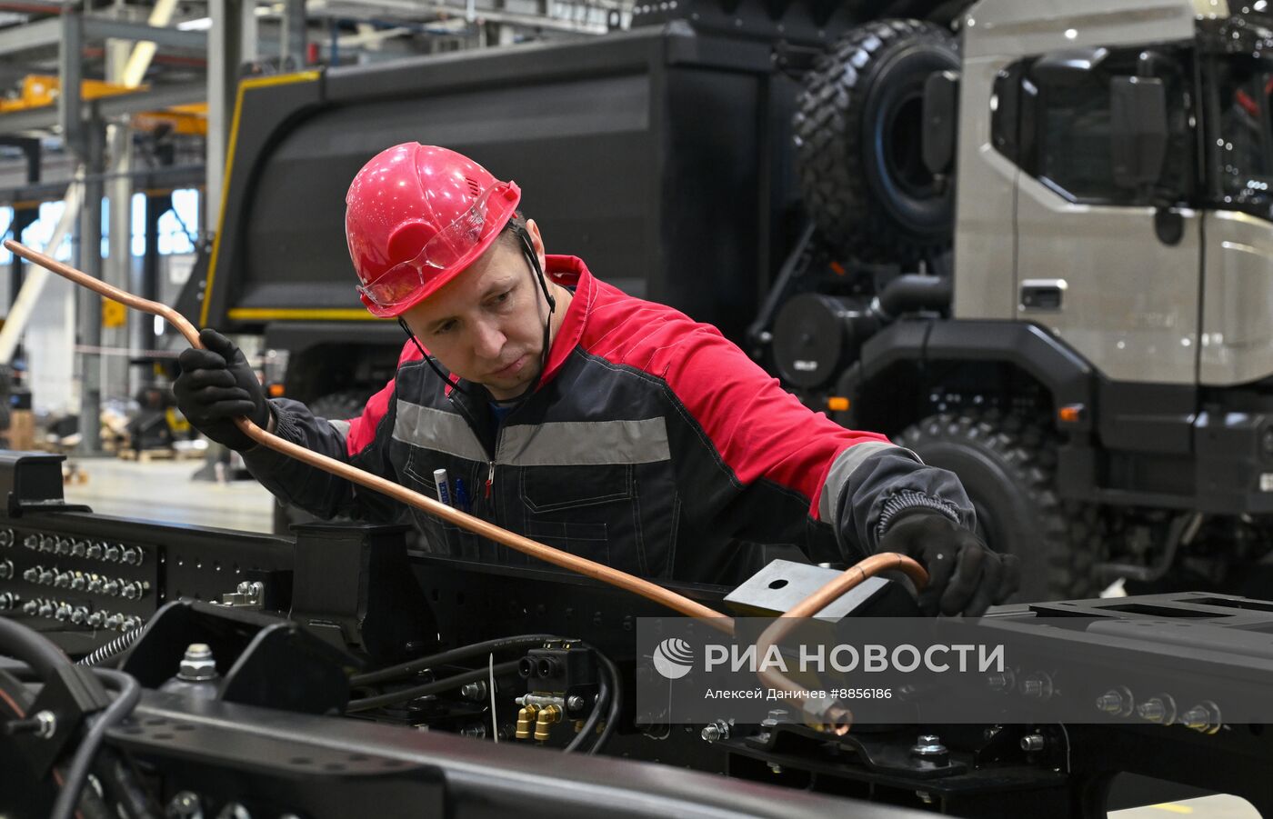 Производство грузовиков под маркой БАЗ на заводе в Санкт-Петербурге