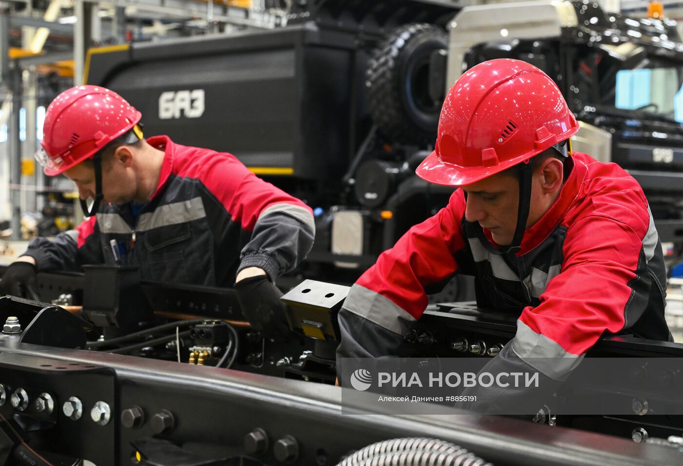 Производство грузовиков под маркой БАЗ на заводе в Санкт-Петербурге