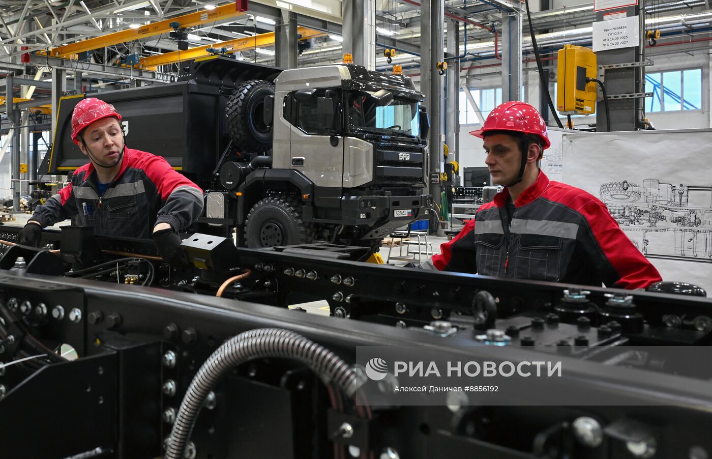 Производство грузовиков под маркой БАЗ на заводе в Санкт-Петербурге