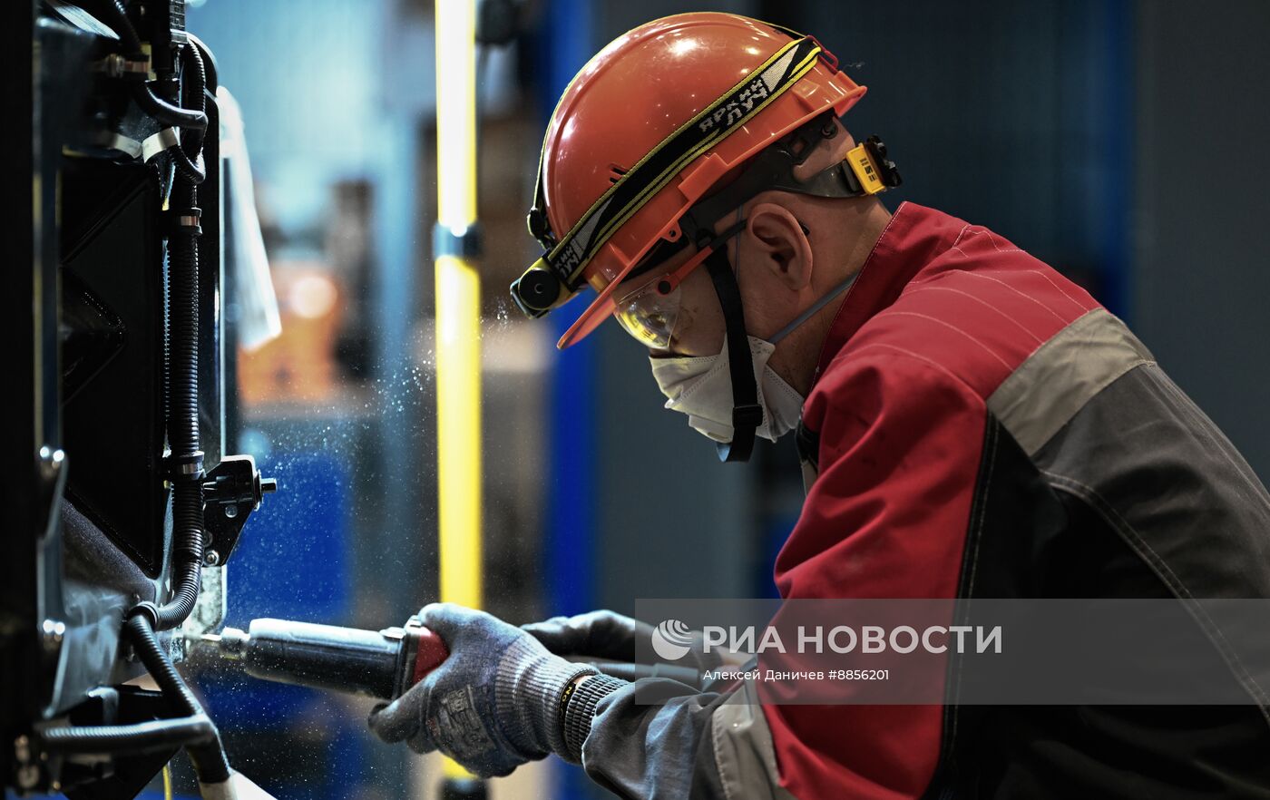 Производство грузовиков под маркой БАЗ на заводе в Санкт-Петербурге