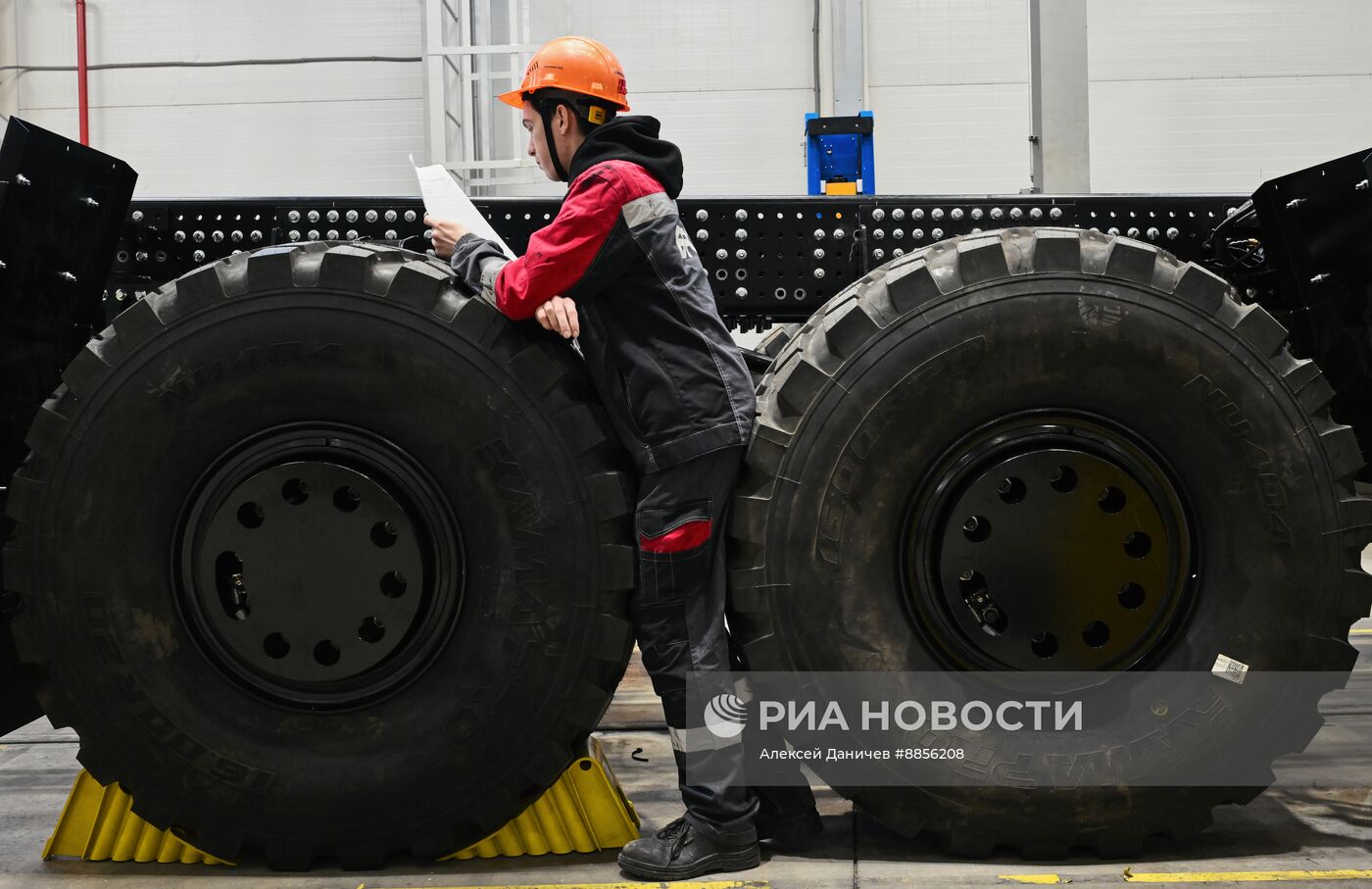 Производство грузовиков под маркой БАЗ на заводе в Санкт-Петербурге