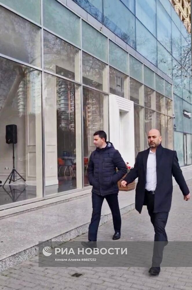 Демонтаж вывески "Русского дома" в Баку