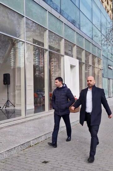 Демонтаж вывески "Русского дома" в Баку