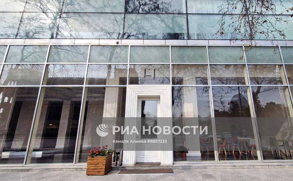 Демонтаж вывески "Русского дома" в Баку