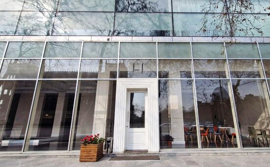 Демонтаж вывески "Русского дома" в Баку