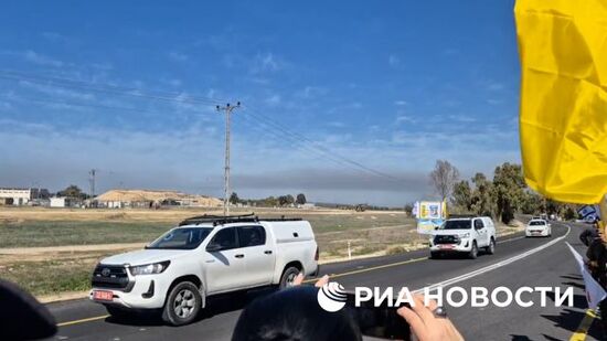 Россиянин Труфанов и еще два заложника въезжают на территорию Израиля в сопровождении военных