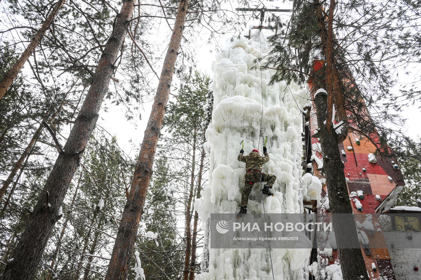 Тренировка альпинистов на ледовом скалодроме