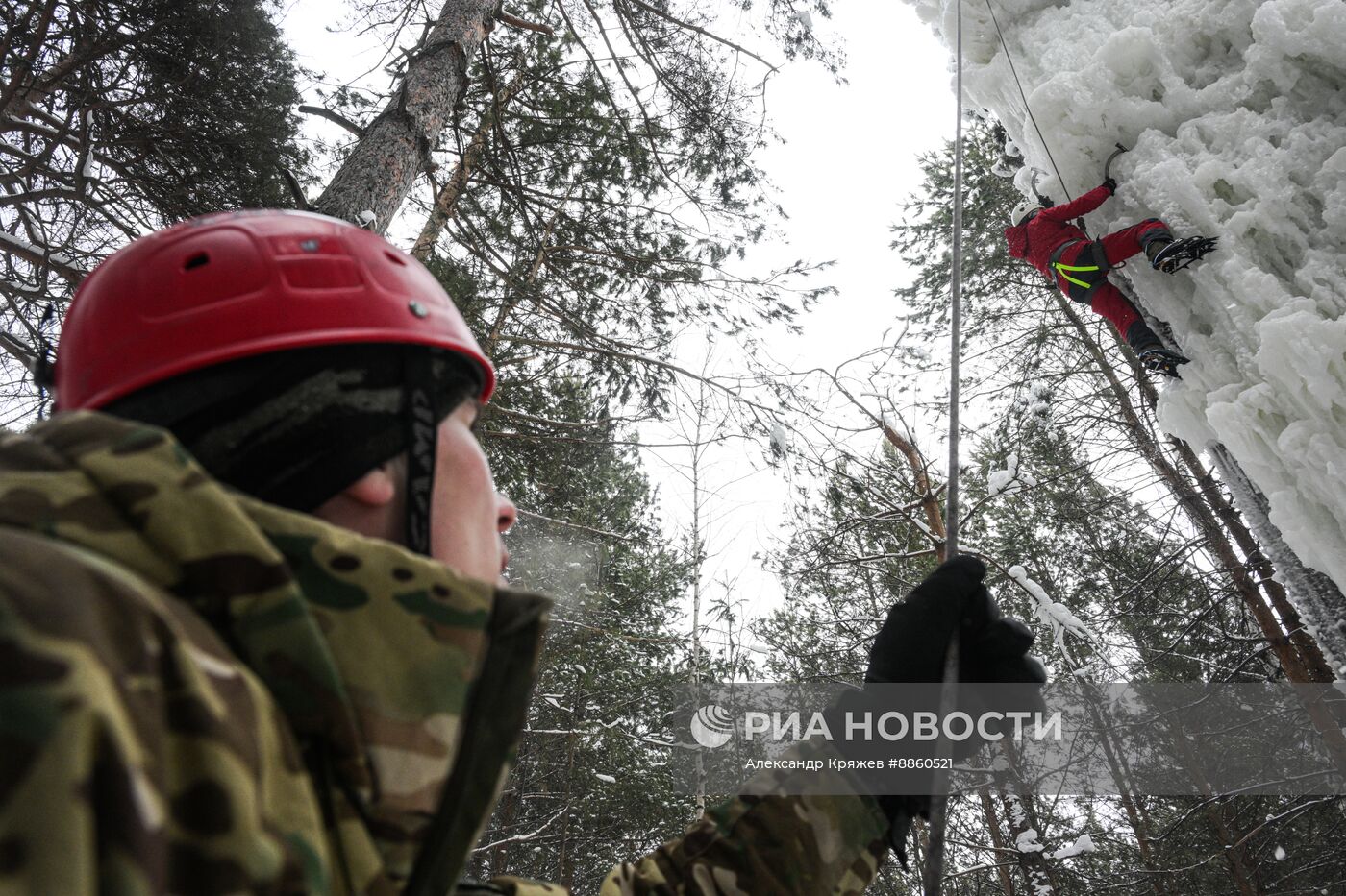 Тренировка альпинистов на ледовом скалодроме