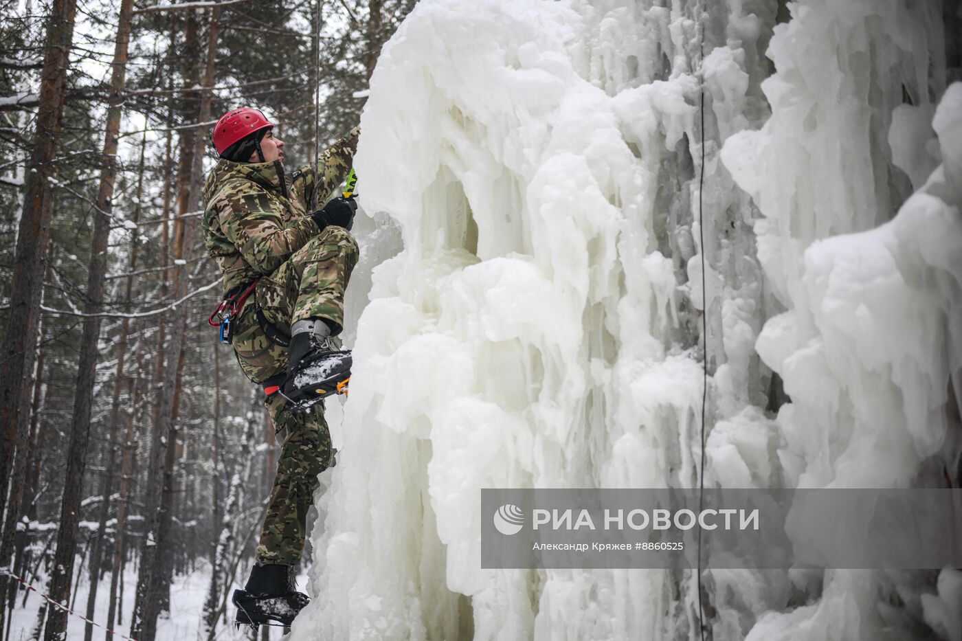 Тренировка альпинистов на ледовом скалодроме