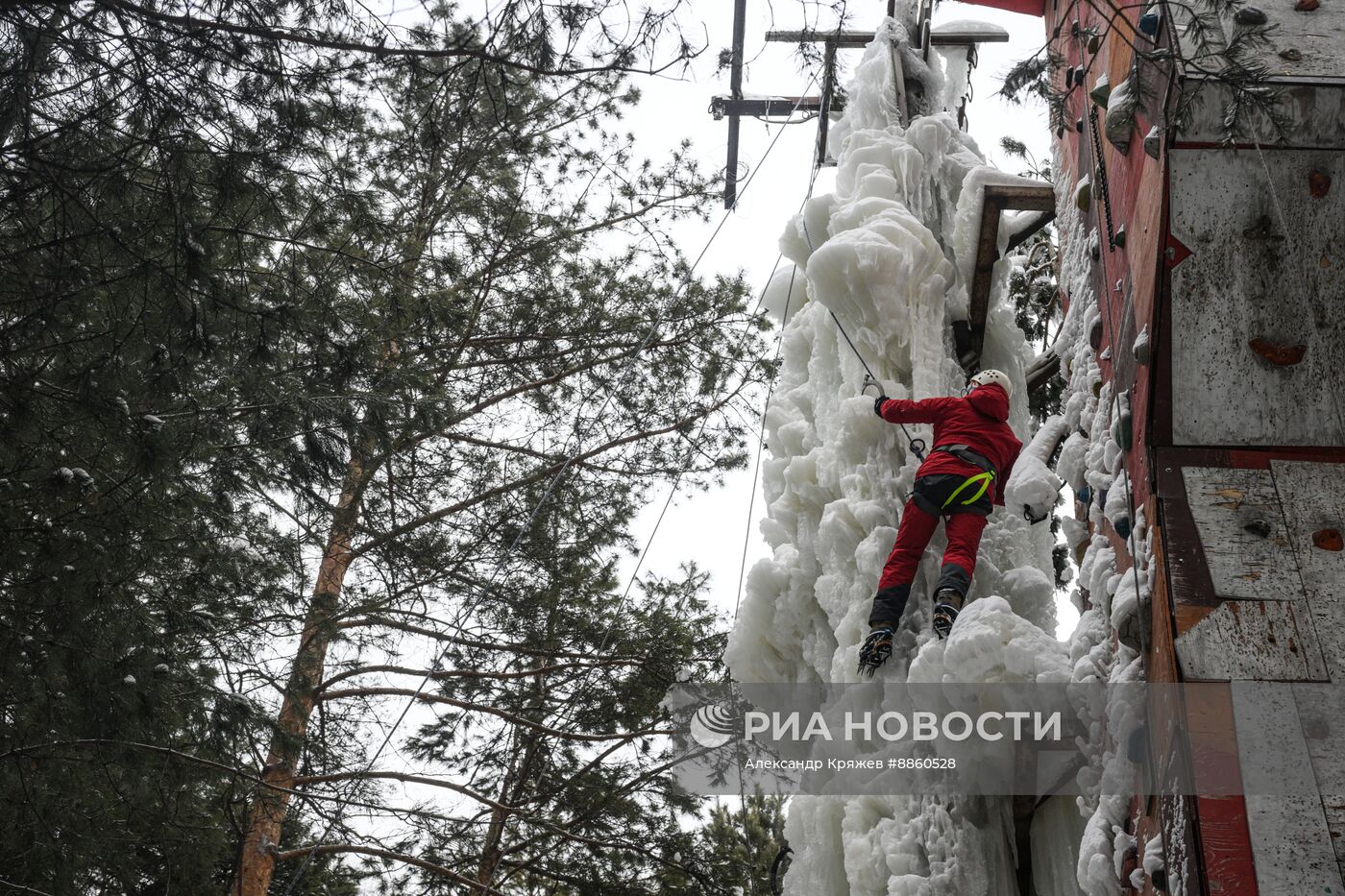 Тренировка альпинистов на ледовом скалодроме