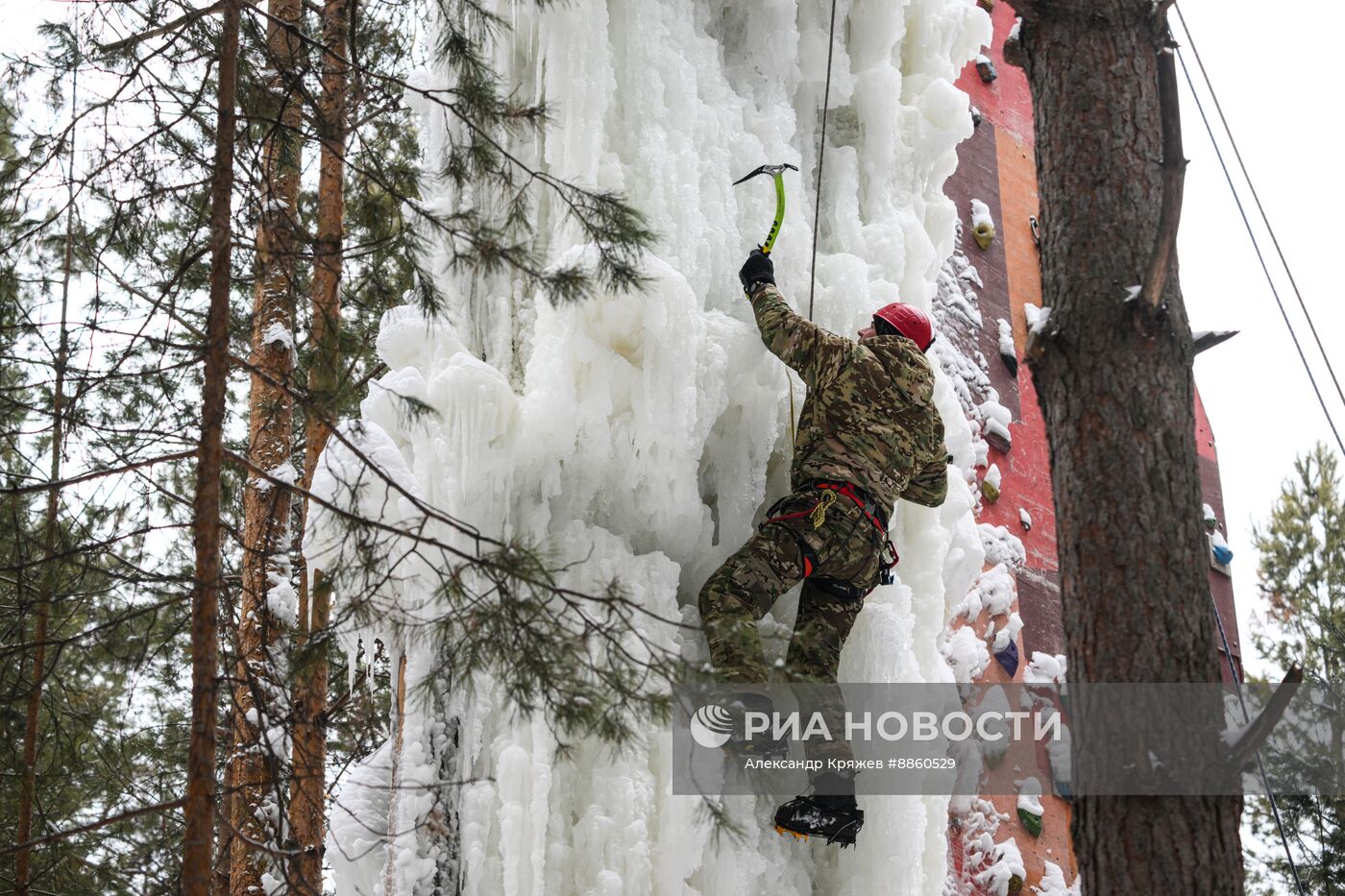 Тренировка альпинистов на ледовом скалодроме