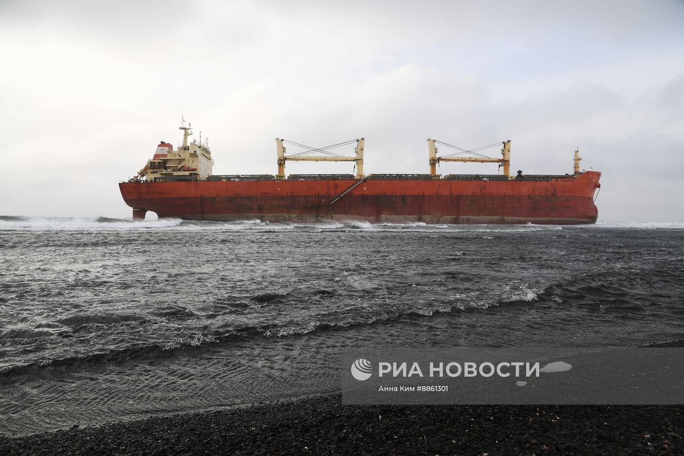 Китайское судно "Ань Янь 2", севшее на мель у берегов Сахалина