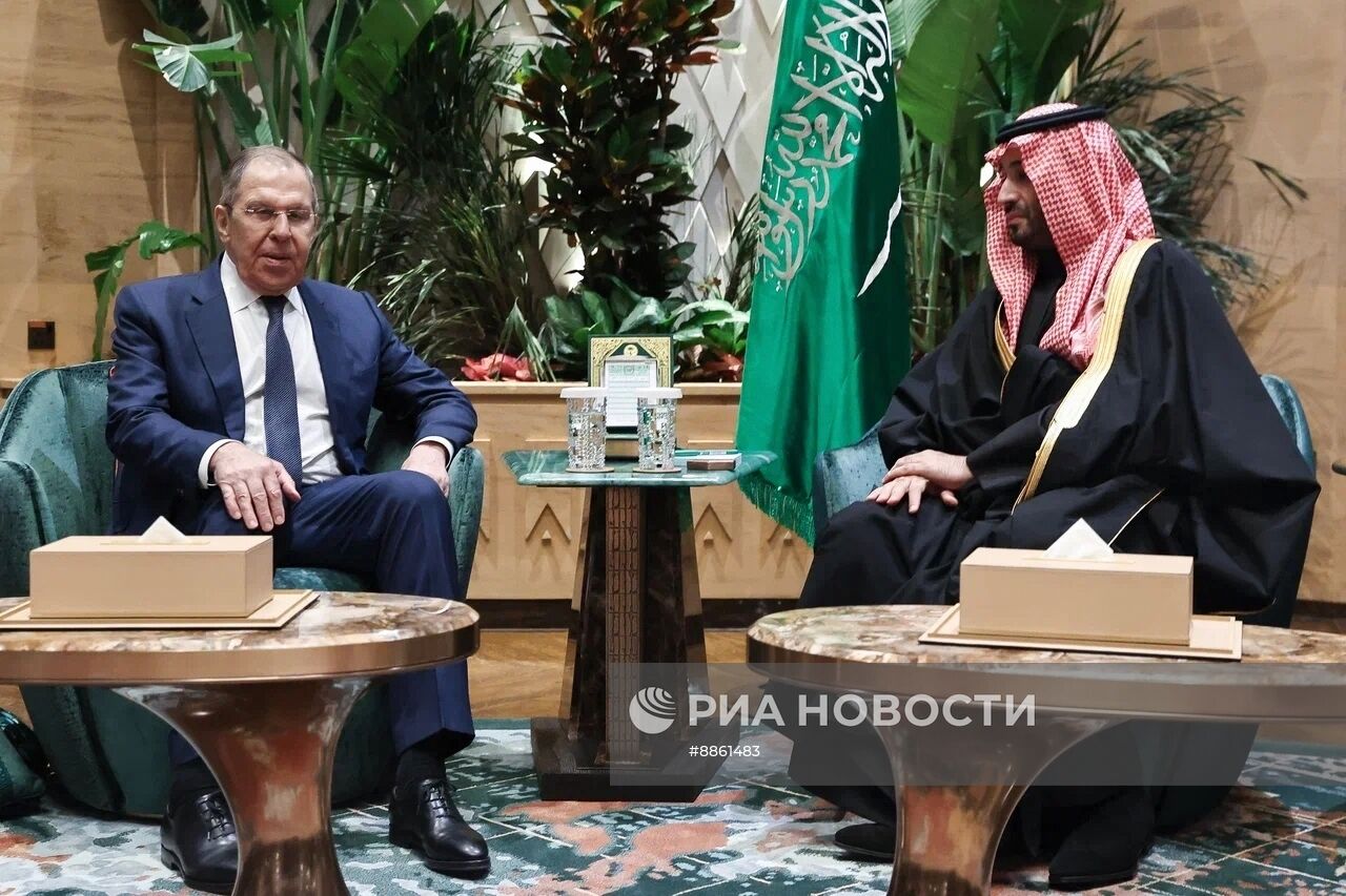 Встреча министра иностранных дел РФ С. Лаврова и наследного принца Саудовской Аравии М. Сальман аль Сауда