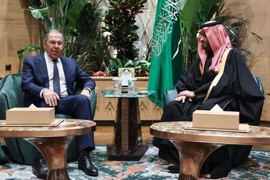 Встреча министра иностранных дел РФ С. Лаврова и наследного принца Саудовской Аравии М. Сальман аль Сауда