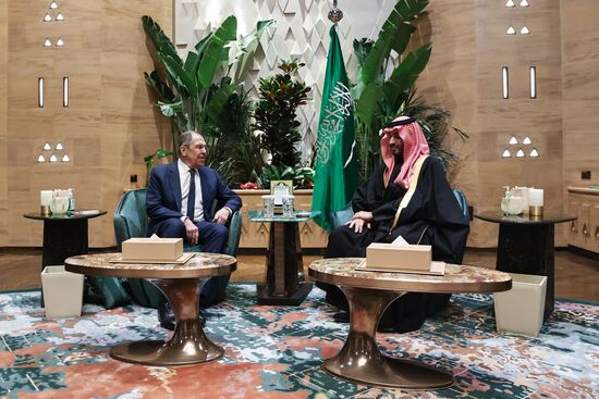 Встреча министра иностранных дел РФ С. Лаврова и наследного принца Саудовской Аравии М. Сальман аль Сауда