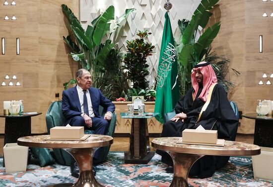 Встреча министра иностранных дел РФ С. Лаврова и наследного принца Саудовской Аравии М. Сальман аль Сауда