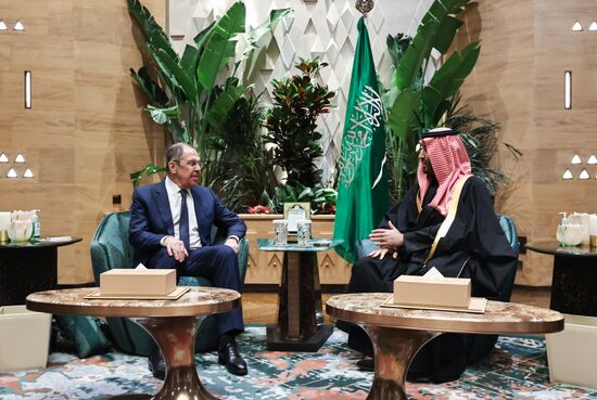 Встреча министра иностранных дел РФ С. Лаврова и наследного принца Саудовской Аравии М. Сальман аль Сауда