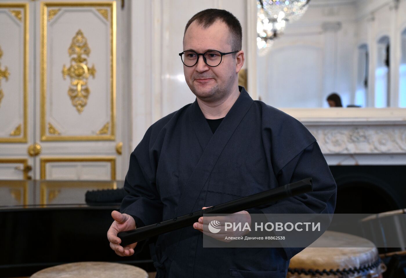 Церемония передачи в дар Музею музыки японского инструмента сякухати