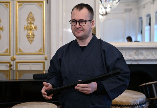 Церемония передачи в дар Музею музыки японского инструмента сякухати