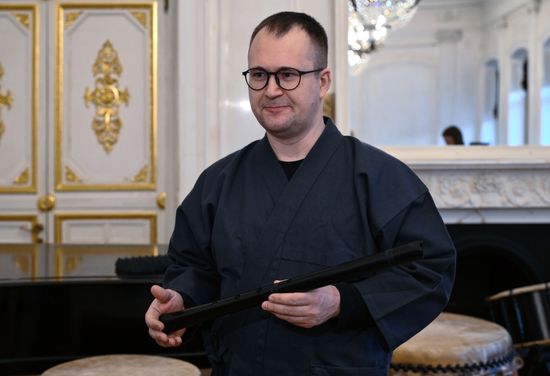 Церемония передачи в дар Музею музыки японского инструмента сякухати