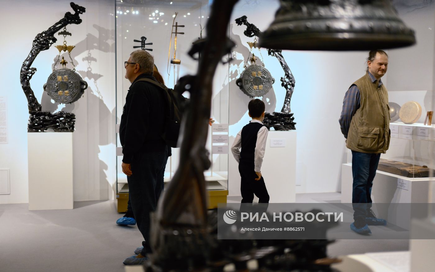 Церемония передачи в дар Музею музыки японского инструмента сякухати