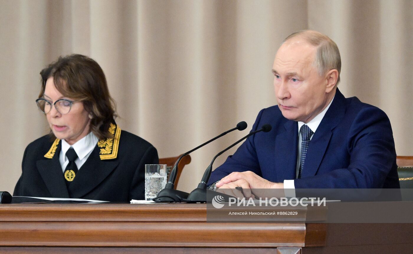 Президент Владимир Путин принял участие в совещании судей всех российских судов