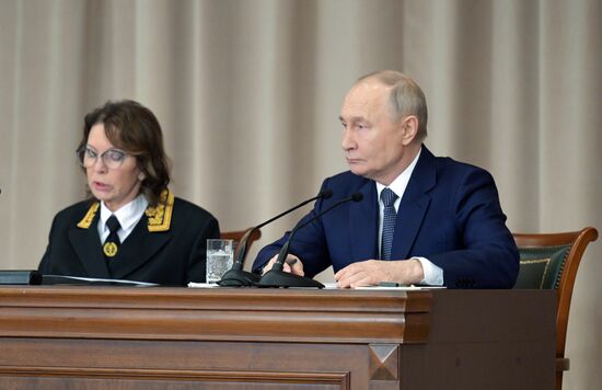 Президент Владимир Путин принял участие в совещании судей всех российских судов