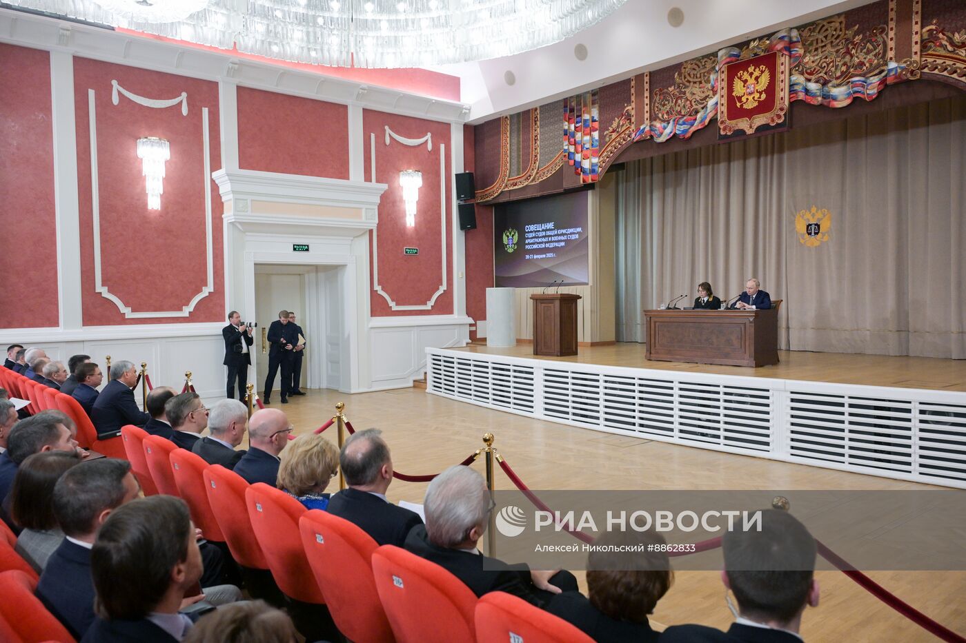 Президент Владимир Путин принял участие в совещании судей всех российских судов