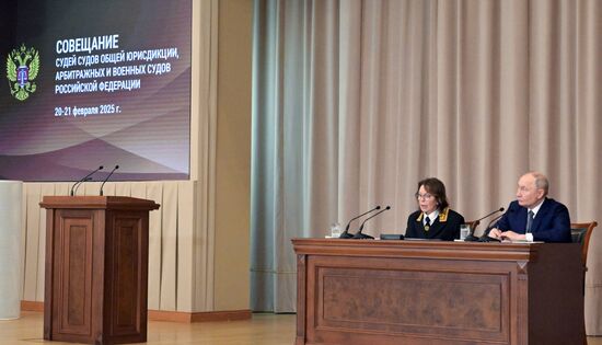 Президент Владимир Путин принял участие в совещании судей всех российских судов