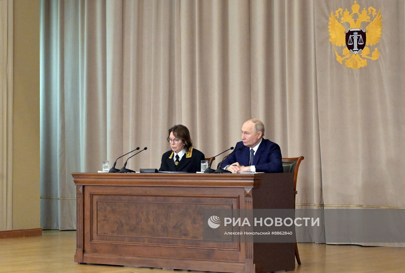 Президент Владимир Путин принял участие в совещании судей всех российских судов