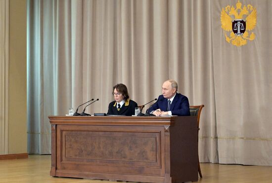 Президент Владимир Путин принял участие в совещании судей всех российских судов