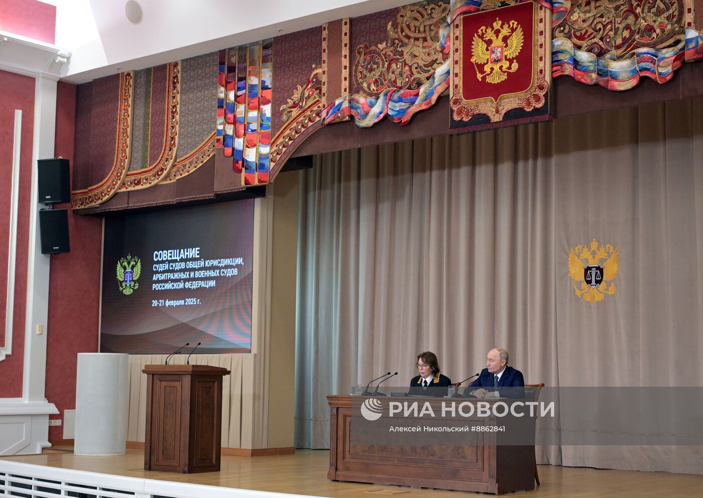 Президент Владимир Путин принял участие в совещании судей всех российских судов