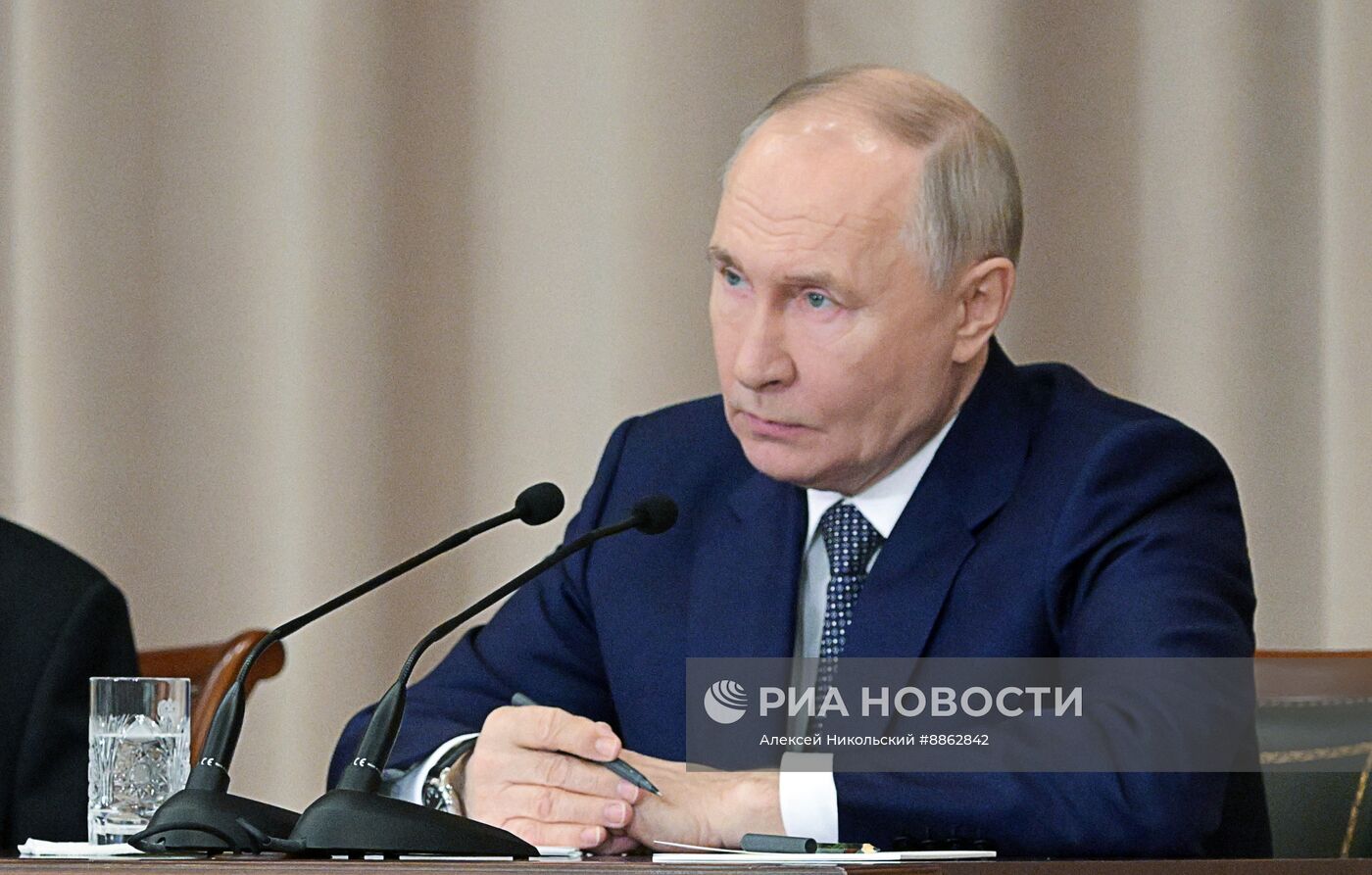 Президент Владимир Путин принял участие в совещании судей всех российских судов