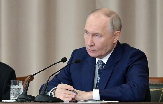 Президент Владимир Путин принял участие в совещании судей всех российских судов