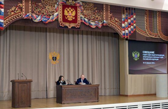 Президент Владимир Путин принял участие в совещании судей всех российских судов