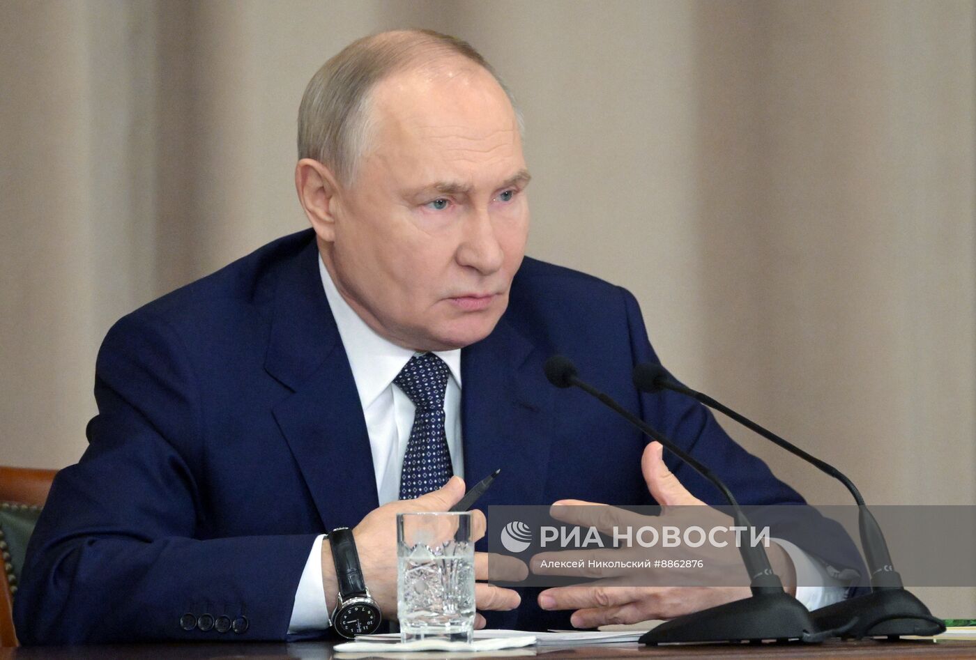 Президент Владимир Путин принял участие в совещании судей всех российских судов