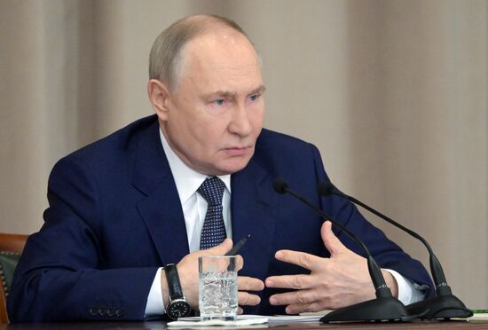 Президент Владимир Путин принял участие в совещании судей всех российских судов