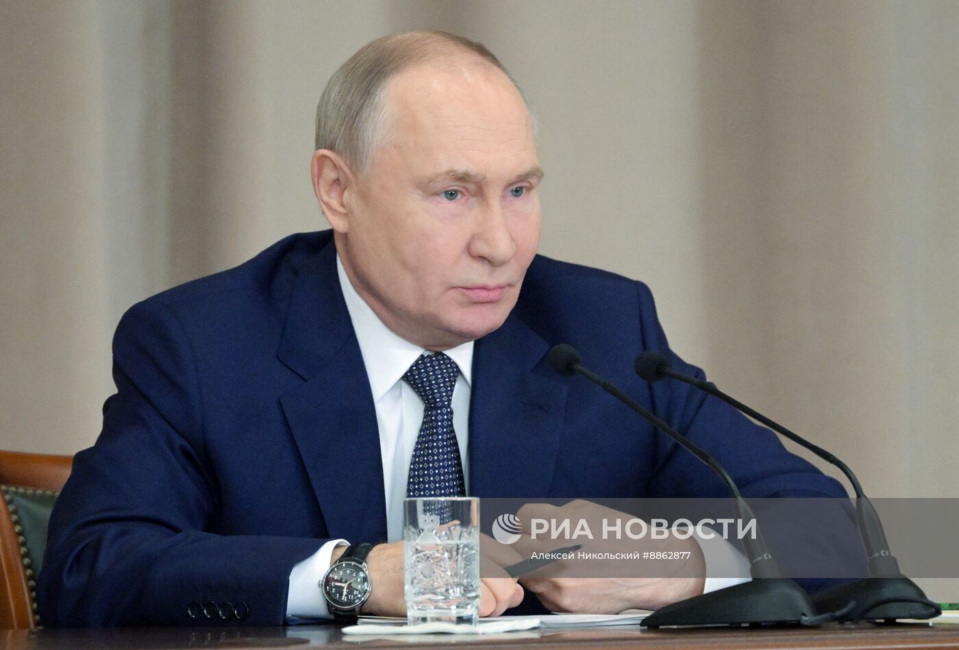 Президент Владимир Путин принял участие в совещании судей всех российских судов