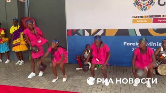 Глав МИД G20, приехавших на встречу в Йоханнесбург, перед мероприятиями встречают национальными танцами и песнями