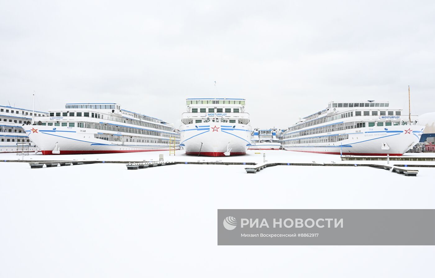 Стоянка теплоходов в период закрытия речной навигации в Москве