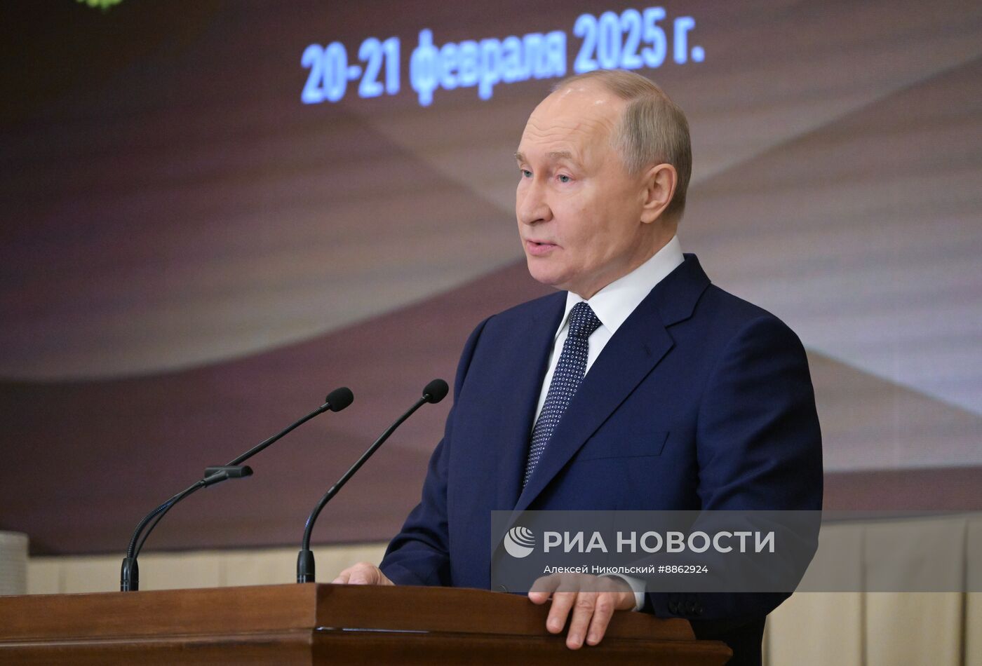 Президент Владимир Путин принял участие в совещании судей всех российских судов