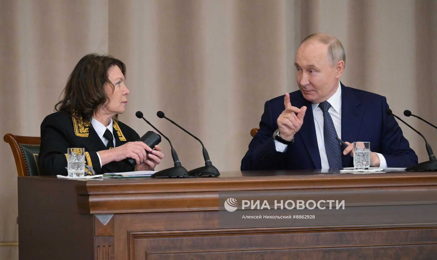 Президент Владимир Путин принял участие в совещании судей всех российских судов
